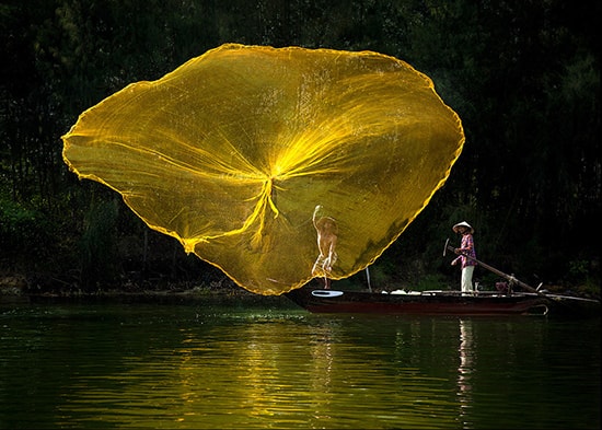 Những “cánh hoa” được ngư dân vẽ trên sông.