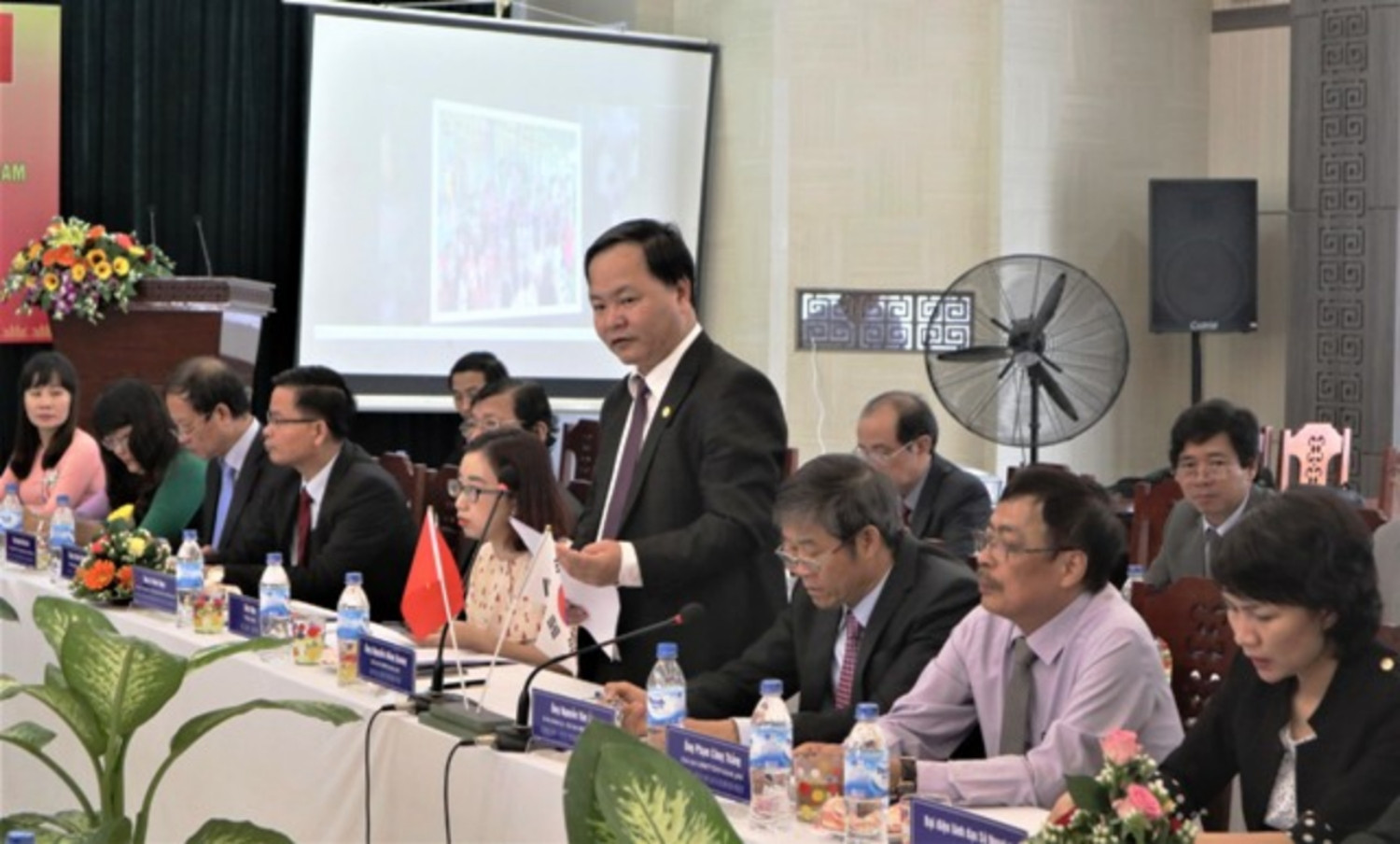 Chaiman of the Tam Ky city’s People Committee Nguyen Hong Quang gives a speech at the meeting. 