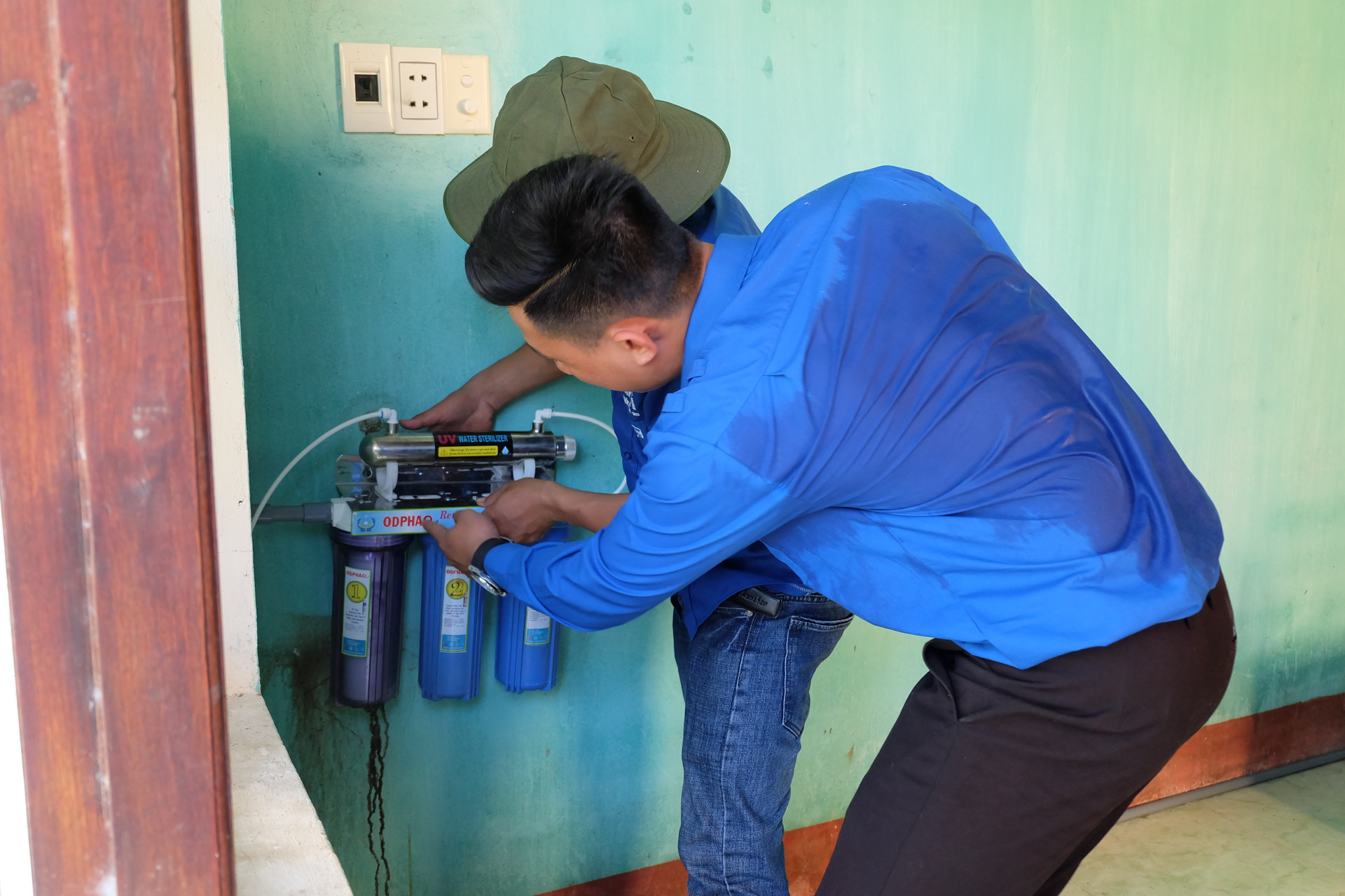 Lắp đặt hệ thống nước sạch RO tại Trường TH&THCS Trần Cao Vân, phân hiệu thôn An Mỹ, xã Thăng Phước. Ảnh: M.L