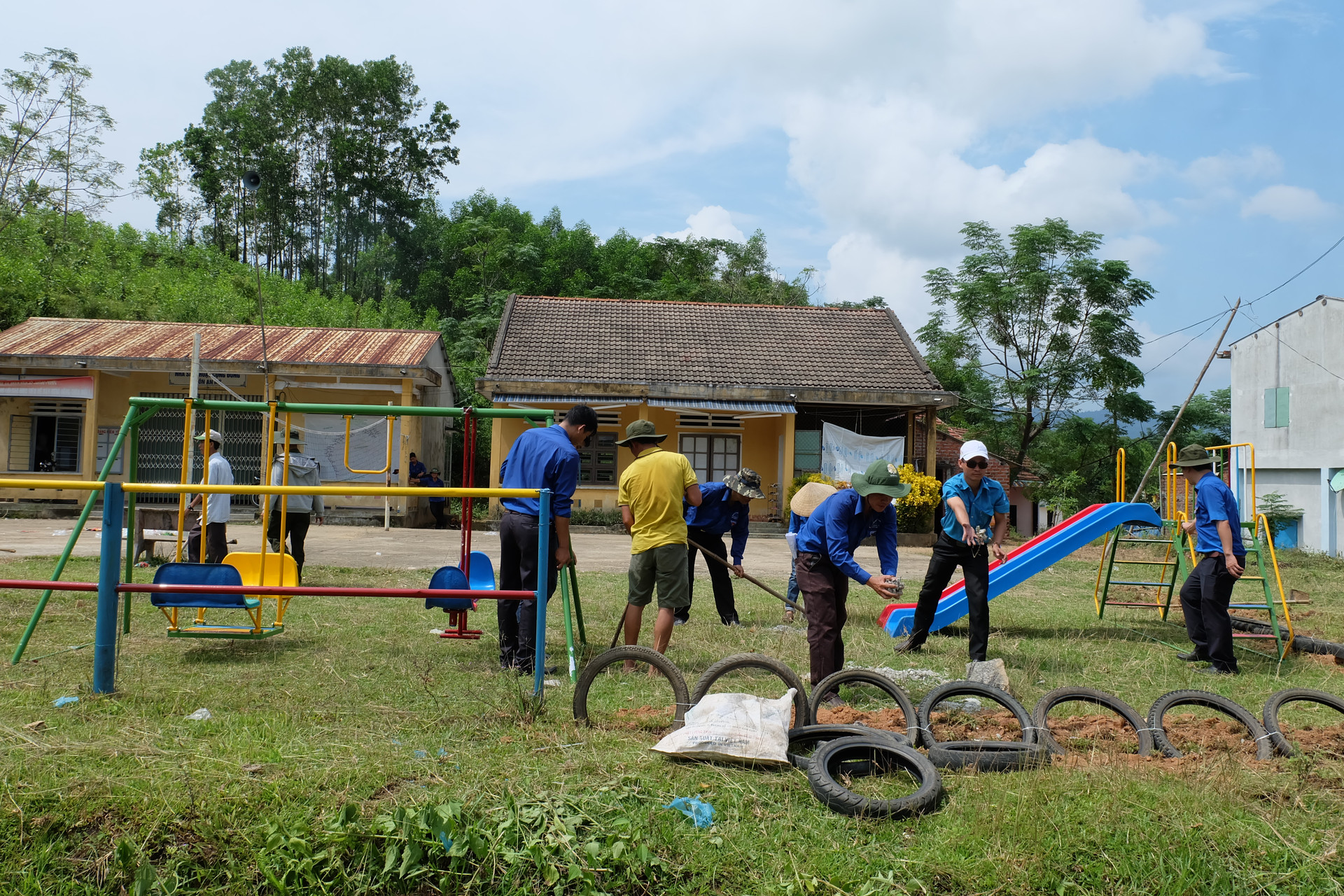 Xây dựng khu vui chơi tại nhà sinh hoạt cộng đồng thôn An Mỹ, xã Thăng Phước. Ảnh: M.L