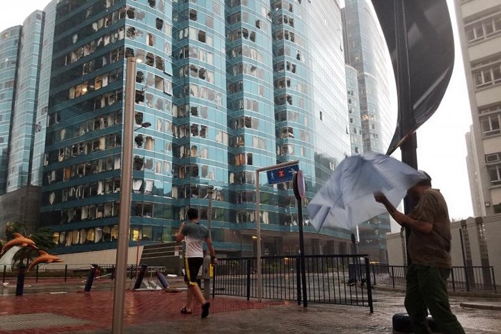 Tòa tháp văn phòng One Harbourfront bị thiệt hại nặng nề sau khi bão Mangkhut đi qua. Ảnh: Reuters.