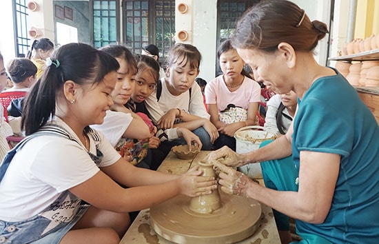 Học sinh trải nghiệm những giờ học thú vị tại làng gốm Thanh Hà, TP.Hội An. Ảnh: N.Trang