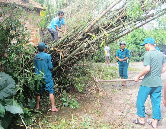 Tiểu đội DQTT phường Tân Thạnh giúp người dân khắc phục hậu quả thiên tai.