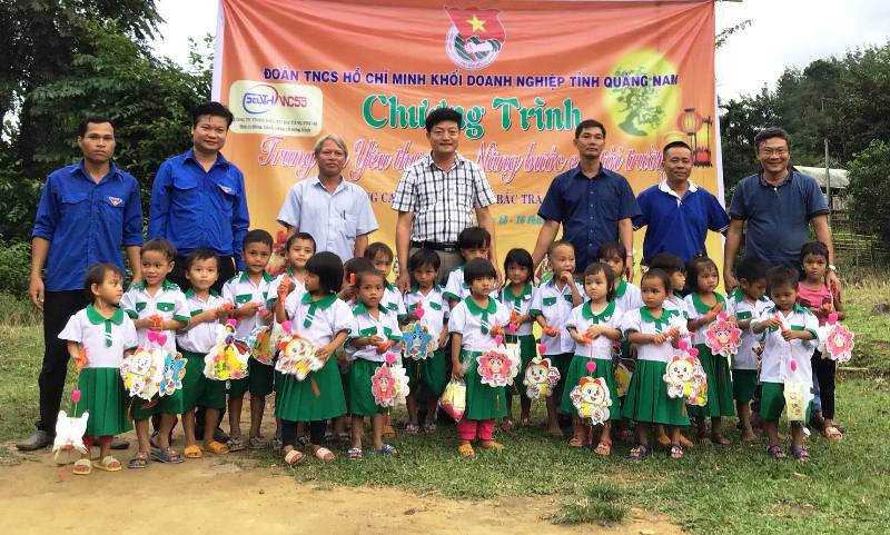Đoàn khối Doanh nghiệp tỉnh tặng quà trung thu cho trẻ em xã Trà Ka. Ảnh: T.H