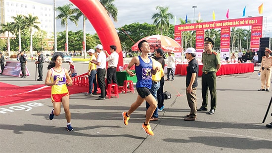 Vận động viên Lê Quang Hòa - đoàn Quảng Trị về nhất nội dung 10.000m nam đội tuyển các tỉnh thành phố.