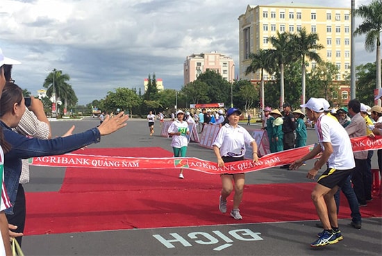 Trần Thị Diệu Tư - Liên đoàn Lao động huyện Quế Sơn về nhất khối nữ LĐLĐ các huyện, thị xã.