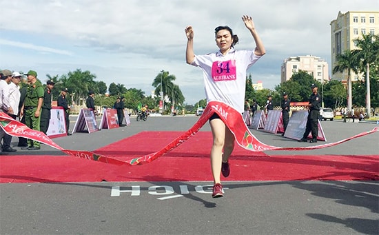 VĐV Nguyễn Hà Giang - Công an tỉnh về nhất khối học sinh, sinh viên và lực lượng vũ trang.