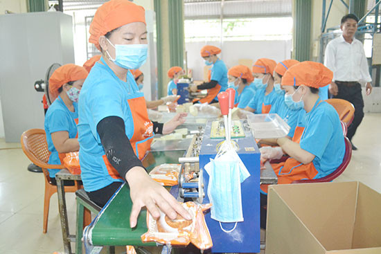 Sản xuất bánh trung thu ở cơ sở sản xuất bánh Hoa Sen. Ảnh: Q.VIỆT