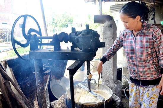 Hoạt động sản xuất phở sắn của ông Cao Quang Bảy rất thủ công, không đảm bảo an toàn thực phẩm.Ảnh: Q.VIỆT