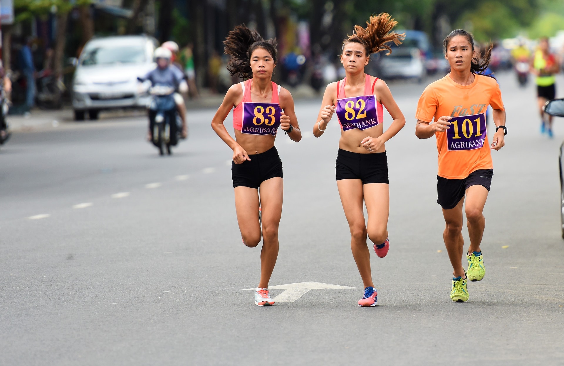 Những bóng hồng trên đường chạy.