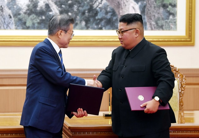 Hai nhà lãnh đạo bắt tay nhau sau khi ký tuyên bố chung với nhiều nội dung quan trọng.