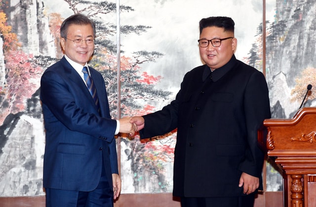 Tổng thống Moon và nhà lãnh đạo Kim Jong-un tổ chức họp báo công bố kết quả cuộc họp thượng đỉnh.