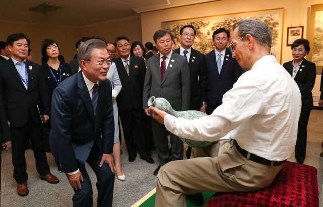 Tổng thống Moon Jae-in và phu nhân tới thăm bảo tàng nghệ thuật Mansudae ở Bình Nhưỡng.