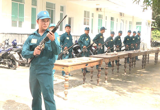 Các chiến sĩ tiểu đội dân quân thường trực tham gia thi bảo quản vũ khí trang bị. Ảnh: S.T