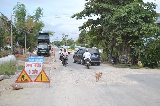 Nhà thầu thi công dự án đường nối QL1 lên nút giao cao tốc với QL14E thường xuyên phải làm 