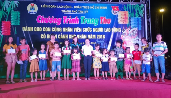 Những em học sinh là con công nhân lao động có hoàn cảnh khó khăn được tặng học bổng tại đêm hội. Ảnh: D.L