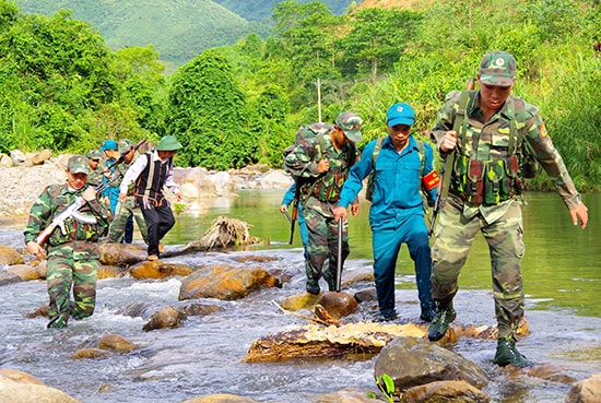 Thành viên Tổ tự quản đường biên, mốc giới xã Chơ Chun (Nam Giang) tham gia cùng lực lượng Bộ đội Biên phòng làm nhiệm vụ tuần tra biên giới. Ảnh: Đ.N