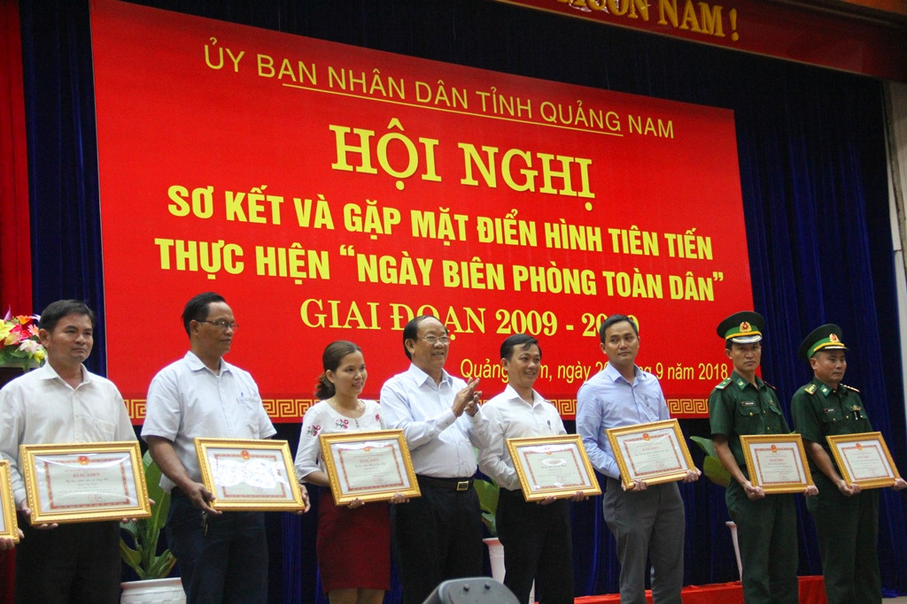Chủ tịch UBND tỉnh Đinh Văn Thu trao bằng khen cho các tập thể có nhiều thành tích trong thực hiện 