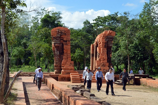 Phó Chủ tịch UBND tỉnh Trần Văn Tân kiểm tra thực trạng các đền tháp Mỹ Sơn