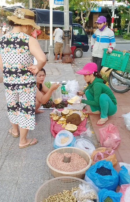 Hàng nông sản của vợ chồng Minh.