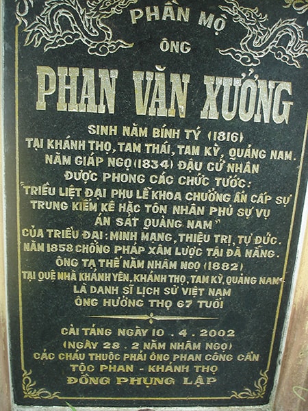 Bia dựng trước mộ ông Phan Văn Xưởng ở Khánh Thọ, Tam Thái, Phú Ninh.