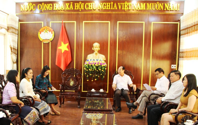 Ba cán bộ thuộc Ủy ban Mặt trận Lào xây dựng đất nước tỉnh Sê Kông (bên phải) học tập kinh nghiệm tại Ủy ban MTTQ Việt Nam tỉnh. Ảnh: T.H