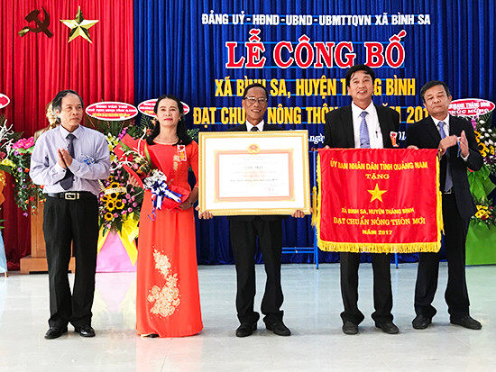 Đảng bộ, chính quyền và nhân dân xã Bình Sa đón nhận quyết định công nhận xã Nông thôn mới. Ảnh: MINH HẢI