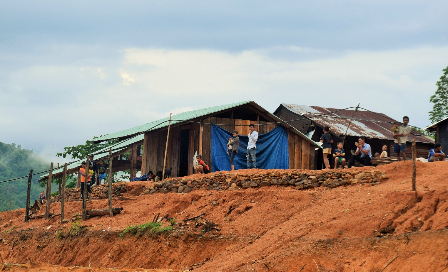 Một khu tái định cư mới tại xã Trà Bui vừa mới san lấp mặt chưa được bao lâu mưa lớn đã gây sạt lở. Ảnh: THANH THẮNG