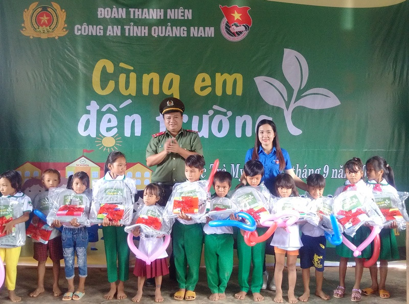 Hơn 230 suất quà được trao tặng cho các em học sinh xã Trà Bui. Ảnh: M.L