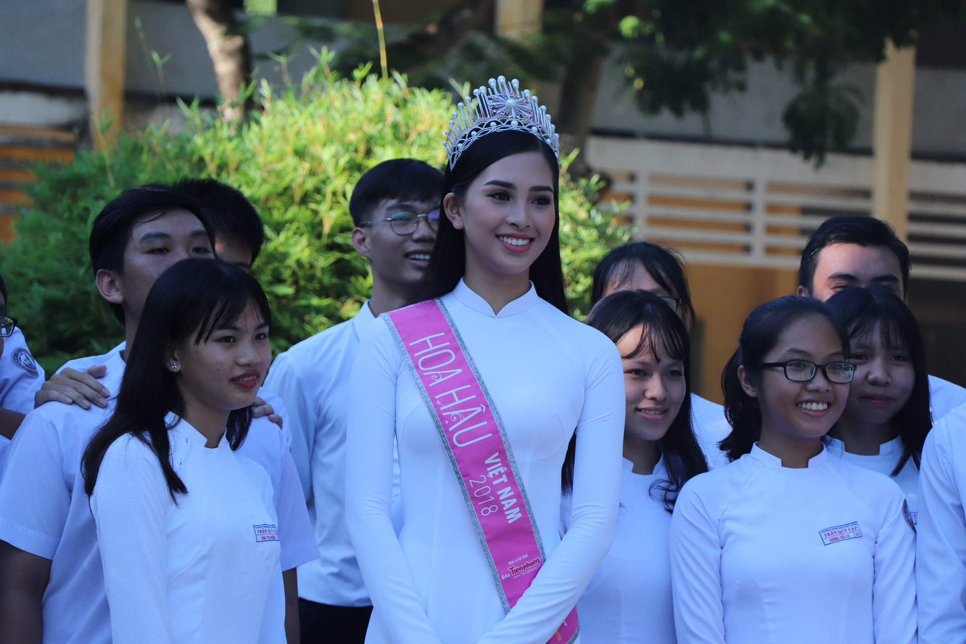 Hoa hậu Trần Tiểu Vy rạng ngời trong ngày về thăm trường cũ