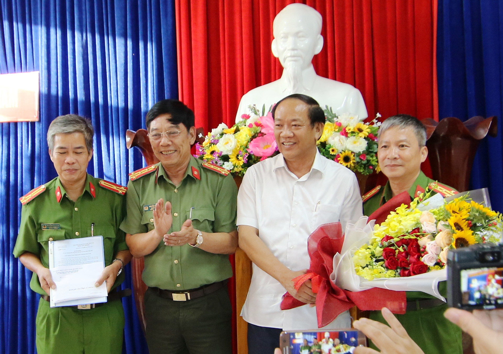 Chủ tịch UBND tỉnh Đinh Văn Thu thưởng nóng cho Ban chuyên án. Ảnh: T.C