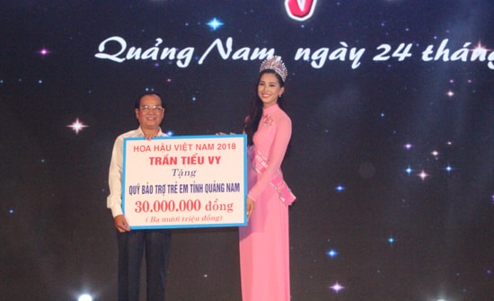 Hoa hậu Việt Nam 2018 Trần Tiểu Vy tặng 30 triệu đồng ủng hộ Quỹ Bảo trợ trẻ em tỉnh. Ảnh: D.L