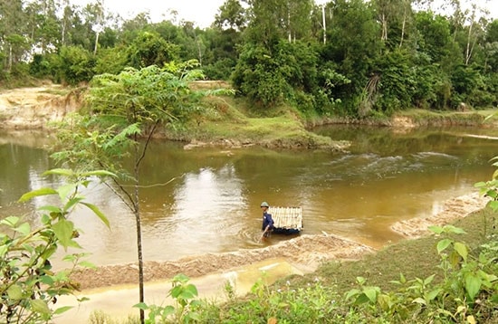 Người dân sử dụng bè gỗ thô sơ để vận chuyển cát dưới suối nên việc xử lý gặp khó khăn. Ảnh: V.C