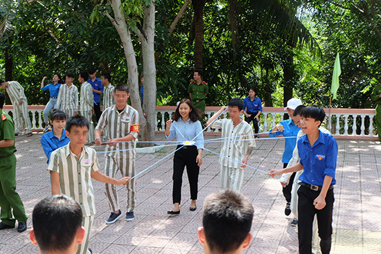 Phạm nhân trại giam An Điềm tham gia trò chơi cùng các bạn đoàn viên thanh niên. Ảnh: L.C