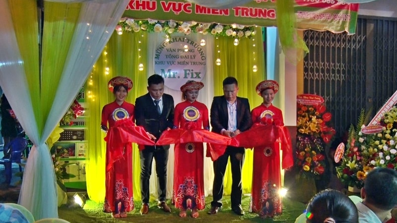 Nghi thức cắt băng khánh thành Văn phòng tổng đại lý Mr. Fix khu vực miền Trung. Ảnh: ĐOÀN ĐẠO