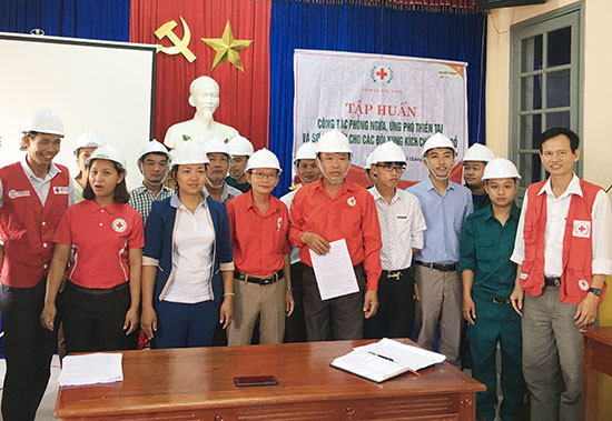 Lực lượng tình nguyện viên xung kích Chữ thập đỏ huyện Nông Sơn có nhiệm vụ hỗ trợ người dân và địa phương khi thiên tai xảy ra. Ảnh: Tâm Lê