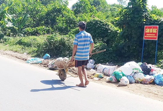 Mặc dù chính quyền địa phương cắm biển cấm đổ rác, nhưng người dân không mấy quan tâm. Ảnh: N.H