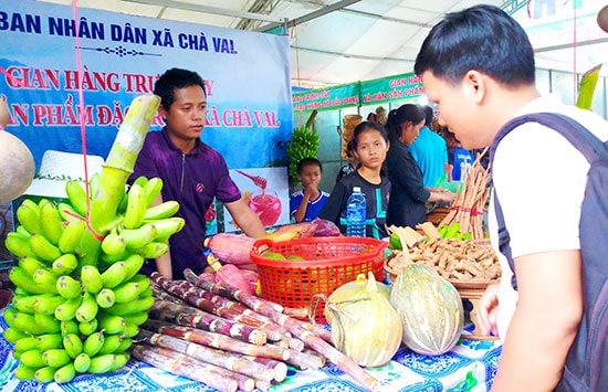 Đồng bào vùng cao Nam Giang bày bán các mặt hàng nông sản tại hội chợ địa phương. Ảnh: ALĂNG NGƯỚC