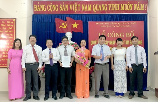 Thường trực Huyện ủy Nông Sơn trao quyết định công bố sáp nhập. Ảnh: VINH ĐOAN