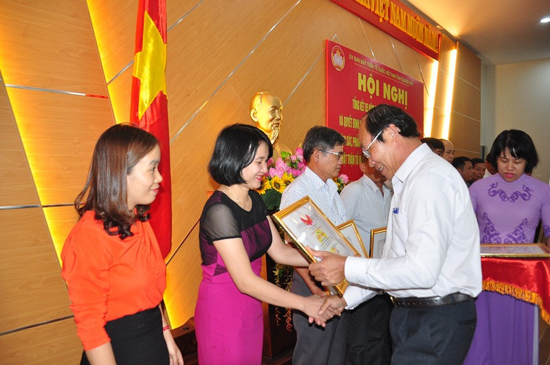 Chủ tịch Ủy ban MTTQ Việt Nam tỉnh Võ Xuân Ca tặng bằng khen cho các cá nhân có thành tích xuất sắc. Ảnh: VINH ANH