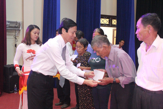 Giám đốc Sở LĐ-TB&XH tỉnh Huỳnh Tấn Triều tặng quà của UBND tỉnh cho người cao tuổi khó khăn. Ảnh: D.L