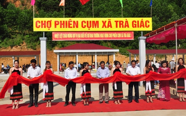 UBND huyện Bắc Trà My khai trương chợ phiên cụm xã Trà Giác - Trà Giáp - Trà Ka sáng 29.9. Ảnh: N.Đ