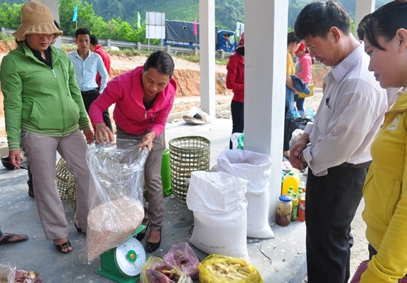 Người dân các nơi trên địa bàn huyện đến tham quan, mua sắm tại chợ phiên. Ảnh: N.Đ