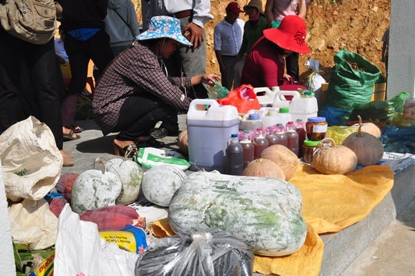 Các nông sản được người dân ba xã vùng cao mang ra bày bán tại chợ phiên cụm xã. Ảnh: N.Đ