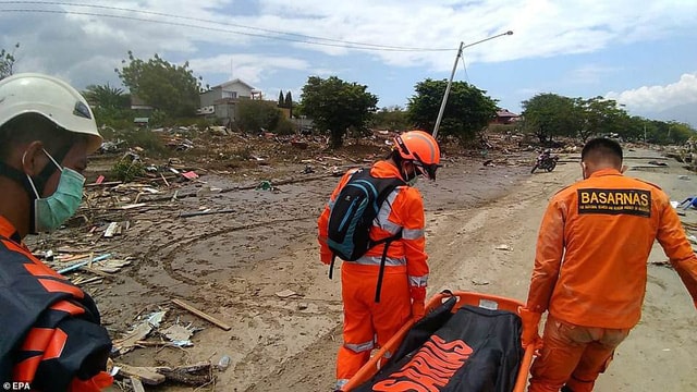 Hiện công tác cứu hộ, tìm kiếm người mất tích đang diễn ra hết sức khẩn trương. Ảnh: CNN