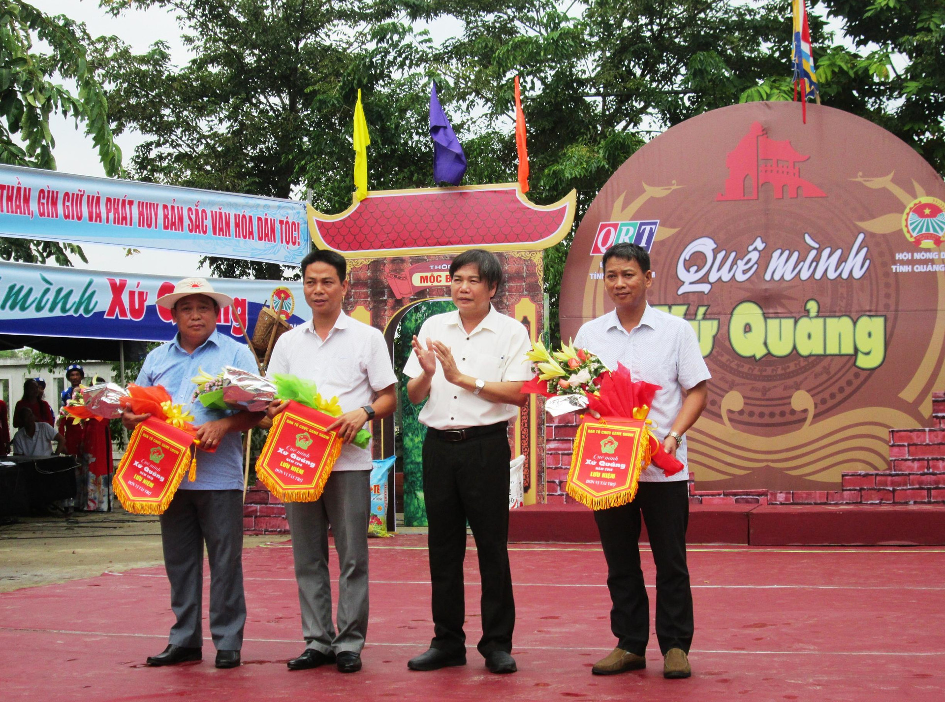 Ông Mai Văn Tư – Giám đốc Đài Phát thanh – truyền hình Quảng Nam tặng hoa và cờ lưu niệm cho đại diện các đơn vị tài trợ chương trình.