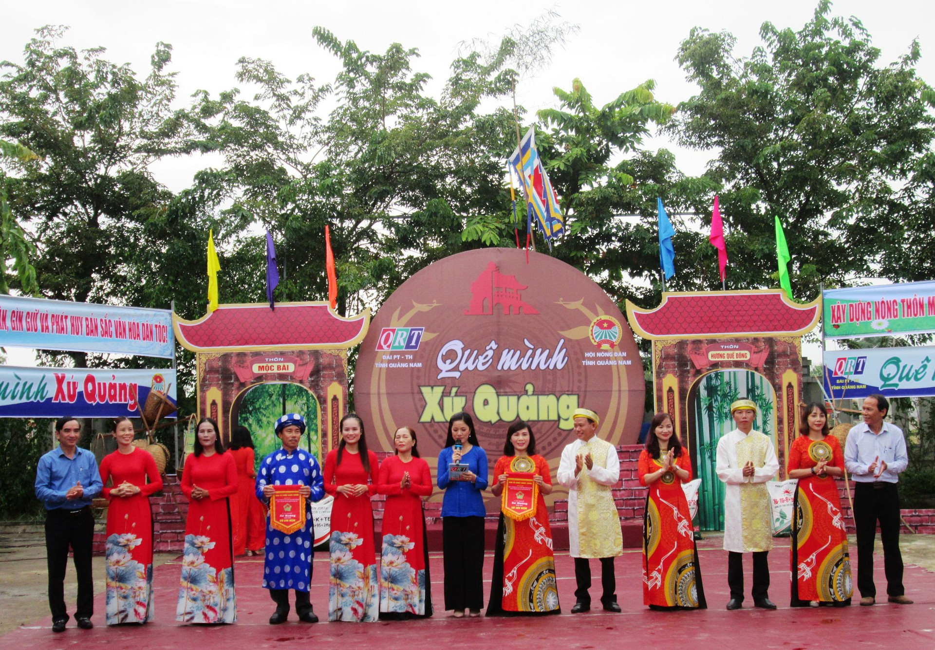 Ban tổ chức tặng cờ lưu niệm cho 2 đội chơi của thôn Hương Quế Đông và thôn Mộc Bài (xã Quế Phú).