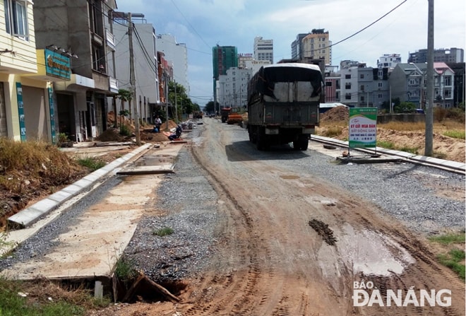 Đoạn đường Đỗ Bá nhìn từ phía trong khu vực tiếp giáp với tường rào Trường Dạy nghề số 5 (Kiệt số 116 Nguyễn Văn Thoại).