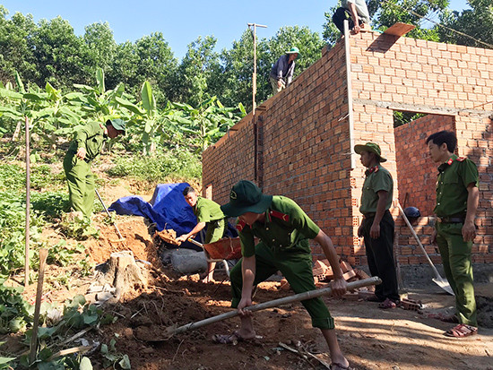 Đoàn viên Công an huyện xây dựng nhà cho gia đình chị Đinh Thị Dung. Ảnh: N.C
