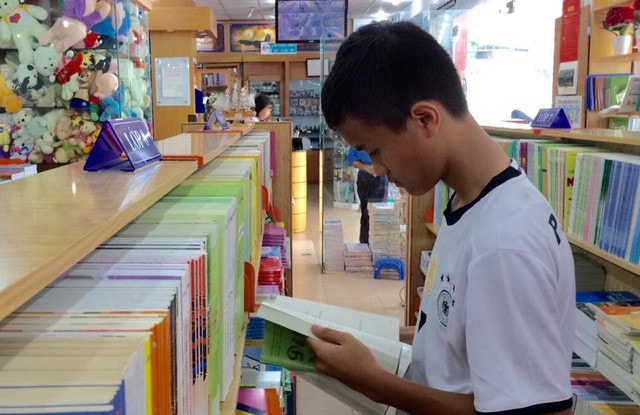 Giáo viên và cán bộ quản lý giáo dục các cấp không được lạm dụng vị trí công tác của mình để thực hiện hoặc tham gia thực hiện việc ép buộc, vận động học sinh mua sách tham khảo dưới bất kỳ hình thức nào. (Ảnh: Mỹ Hà).